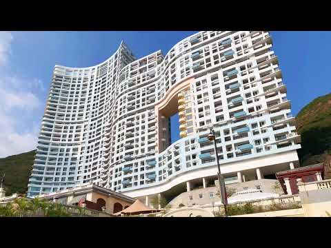 2021/02/17 香港港島南區淺水灣，從南灣道香港國際學校步行至淺水灣泳灘，「淺水灣酒店」露台餐廳乃電影《傾城之戀》拍攝場地，影灣園商場內展覽一個1608年代古鐘。